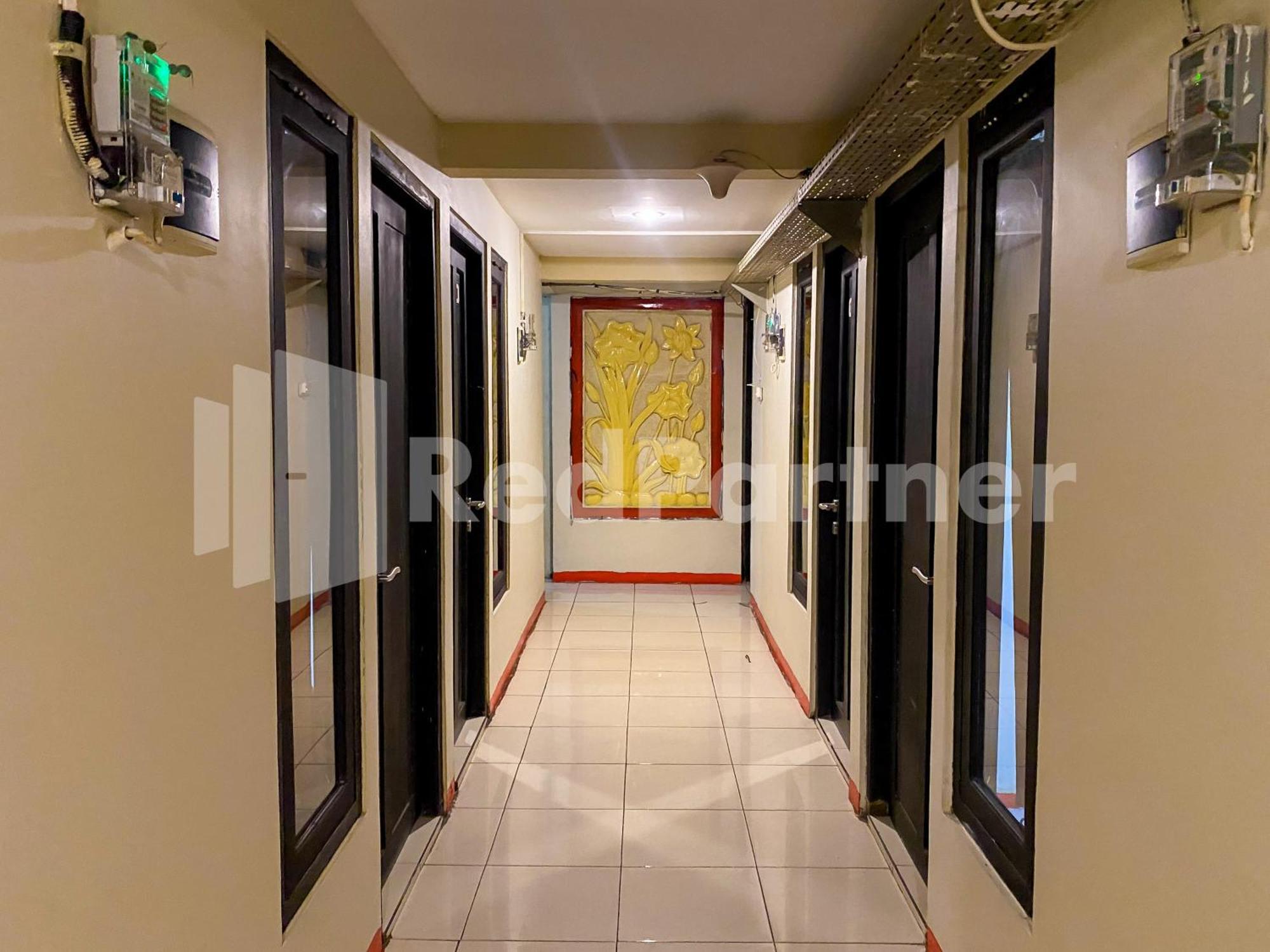 Audah Guesthouse Syariah Redpartner Jakarta Exterior photo