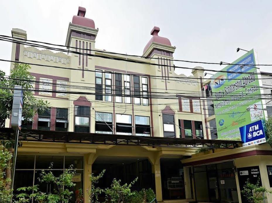 Audah Guesthouse Syariah Redpartner Jakarta Exterior photo